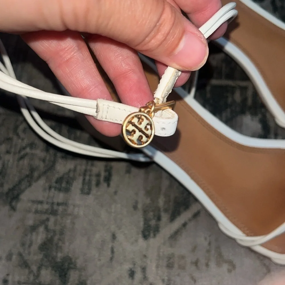 Tory Burch women’s mini Benton knot White Heeled Shoes size 9